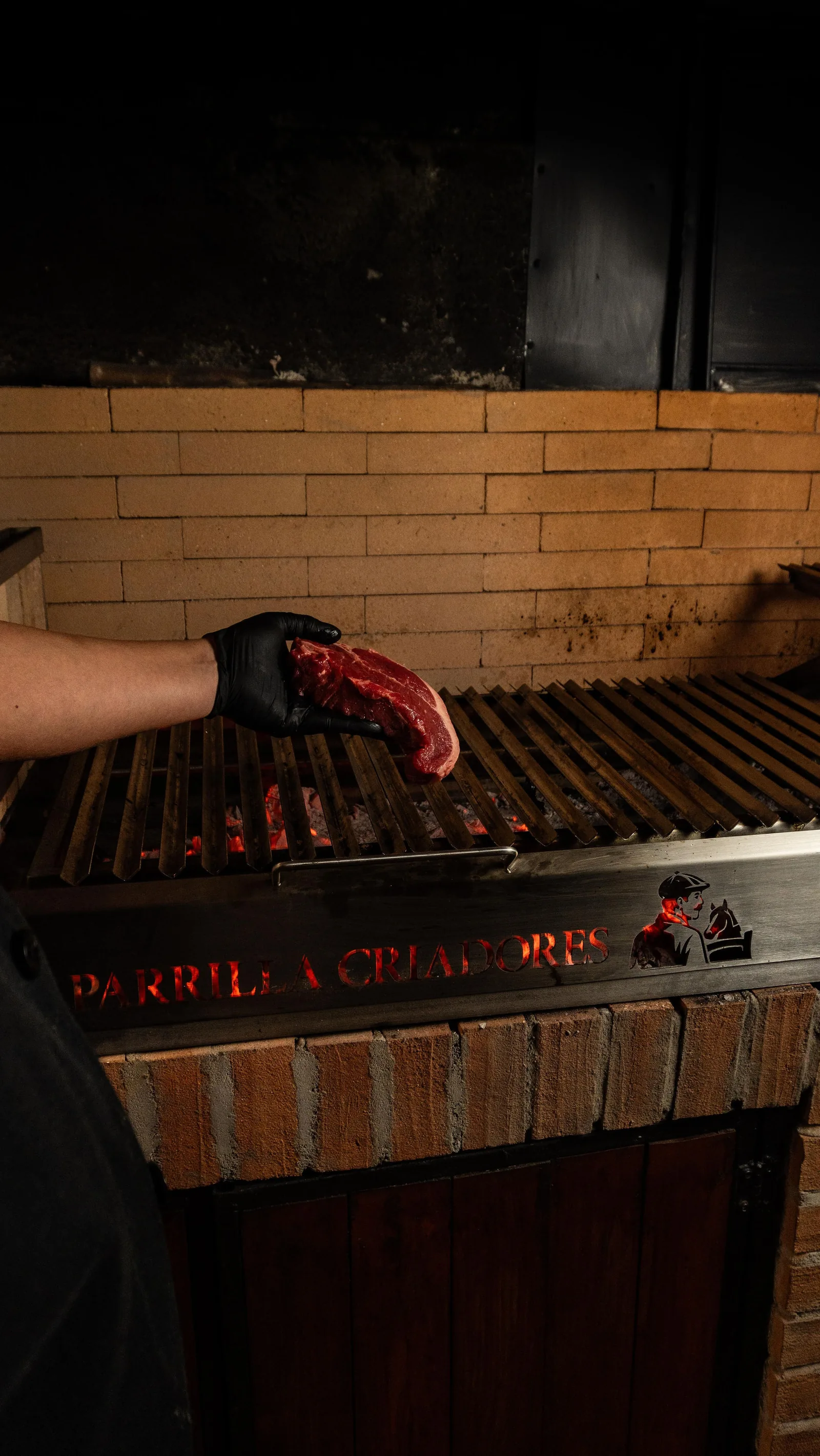 Carne asándose en la parrilla de Parrilla Criadores