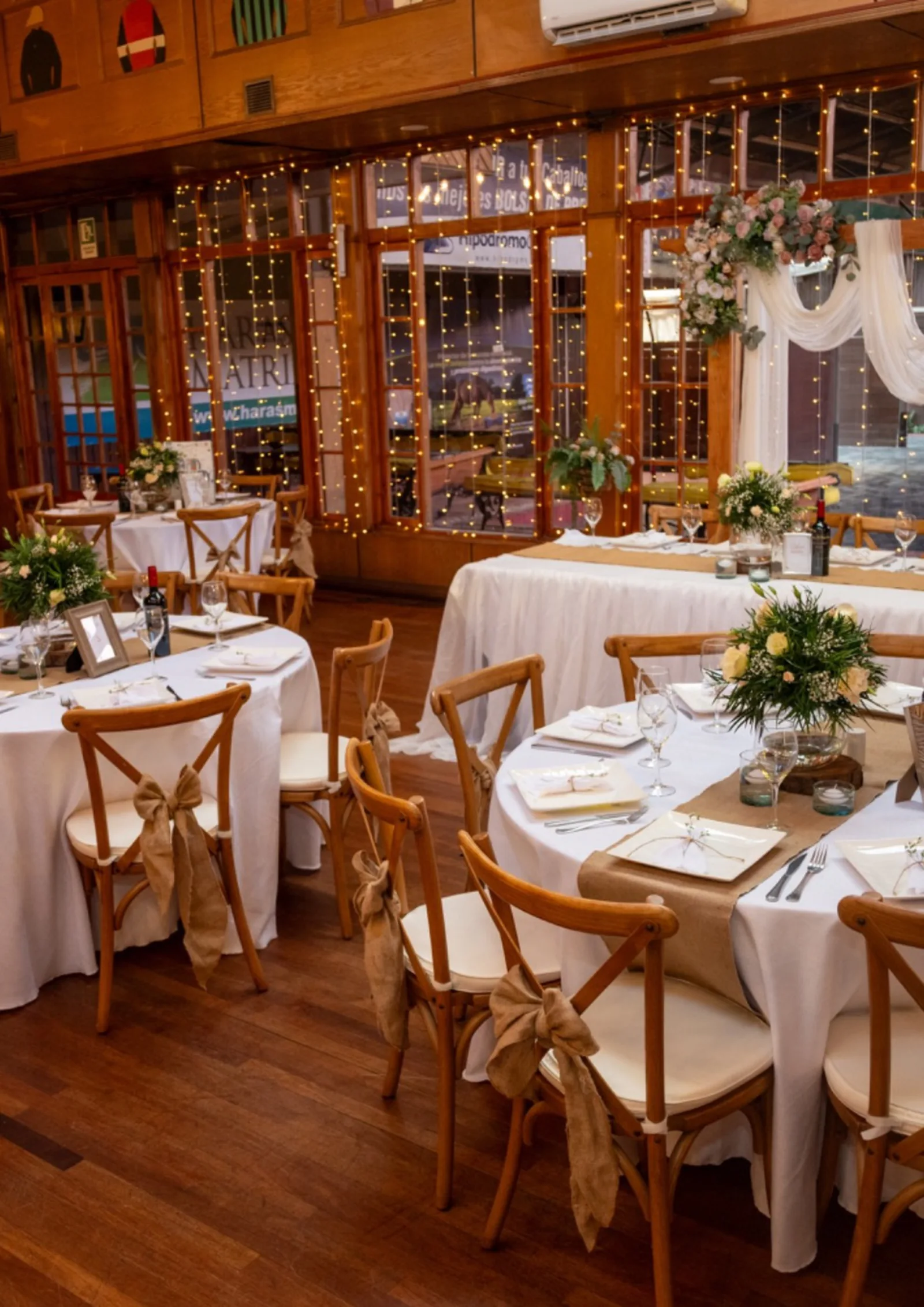 Salón cálido y montado para una boda en Parrilla Criadores
